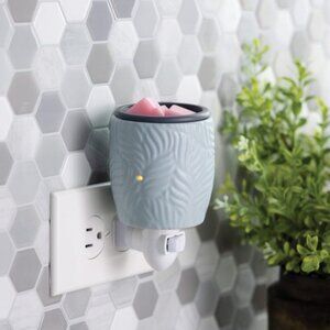 Pluggable Fragrance Warmer in Ocean Palm with Flip Dish for Wax Melts NIB NWT